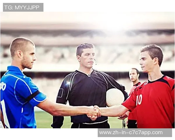 足球巨星握手瞬间揭示赛场背后的友谊与竞争关系