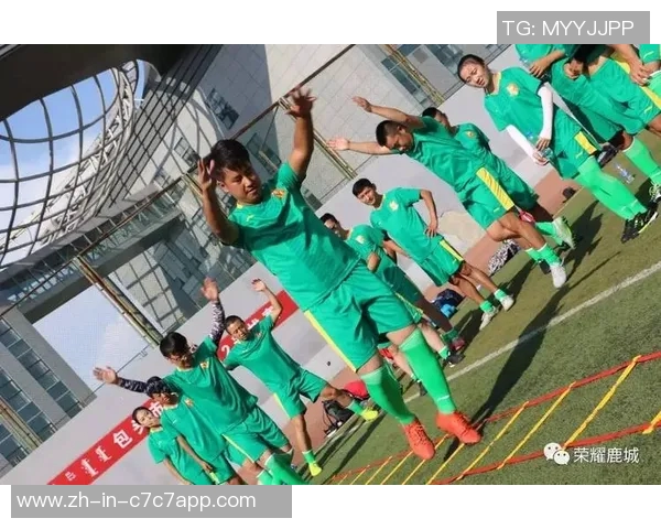 四位足球巨星并肩而立 展现独特风采与无尽荣耀